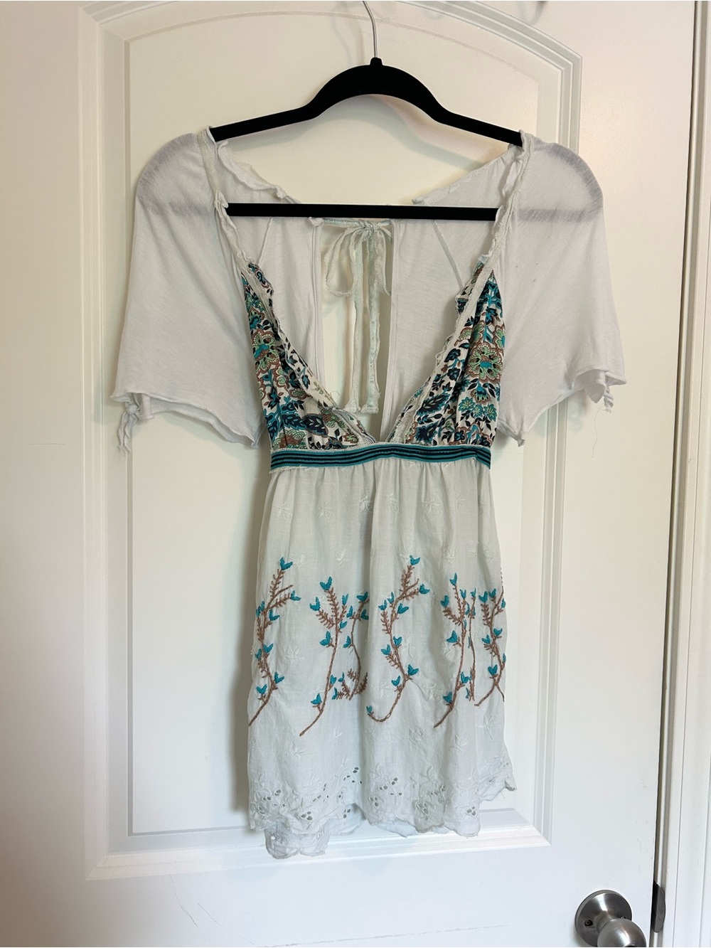 True vintage Free People White Embroidered boho Peasant Top, open back, deep V - Picture 4 of 8